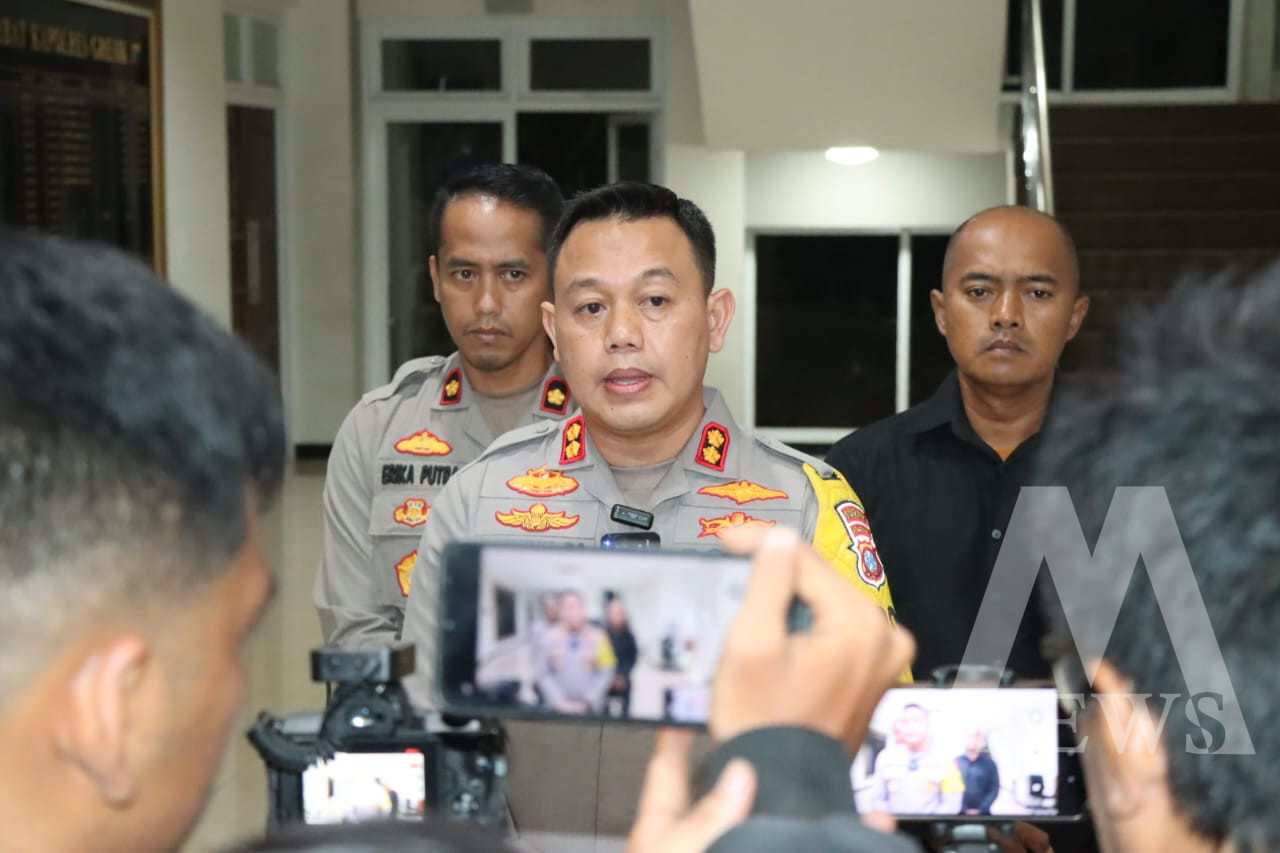 Kapolres Gresik AKBP Adhitya Panji Anom didampingi Wakapolres Kompol Erika Purwana Putra