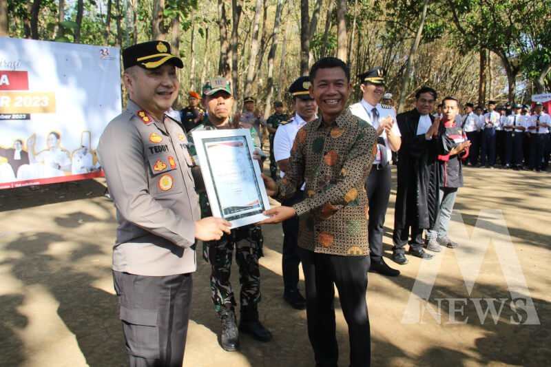 Kapolres Kediri Kota AKBP Teddy Chandra bersama para relawan