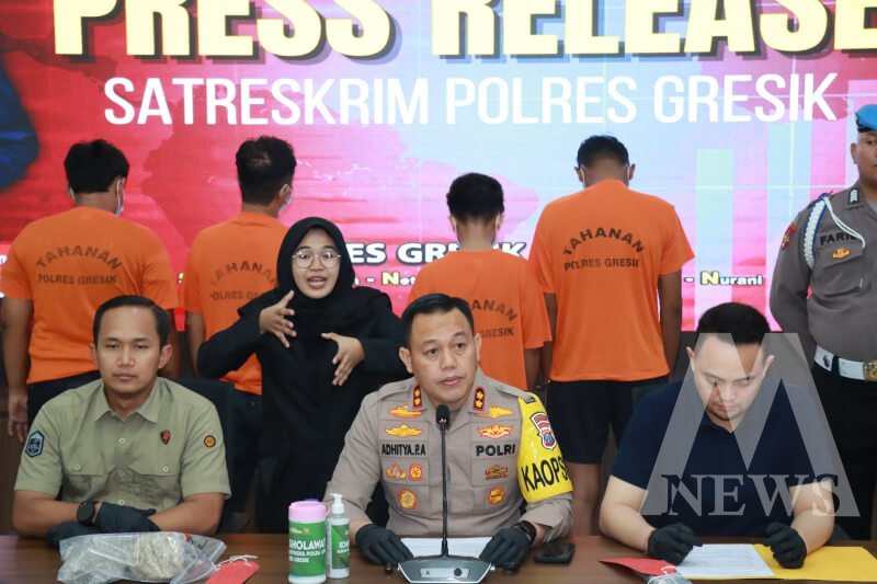 Kapolres Gresik AKBP Adhitya Panji Anom, didampingi, Wadir Ditreskrimum Polda Jatim dan Kasat Reskrim Polres Gresik AKP Aldhino Prima Wirdhan