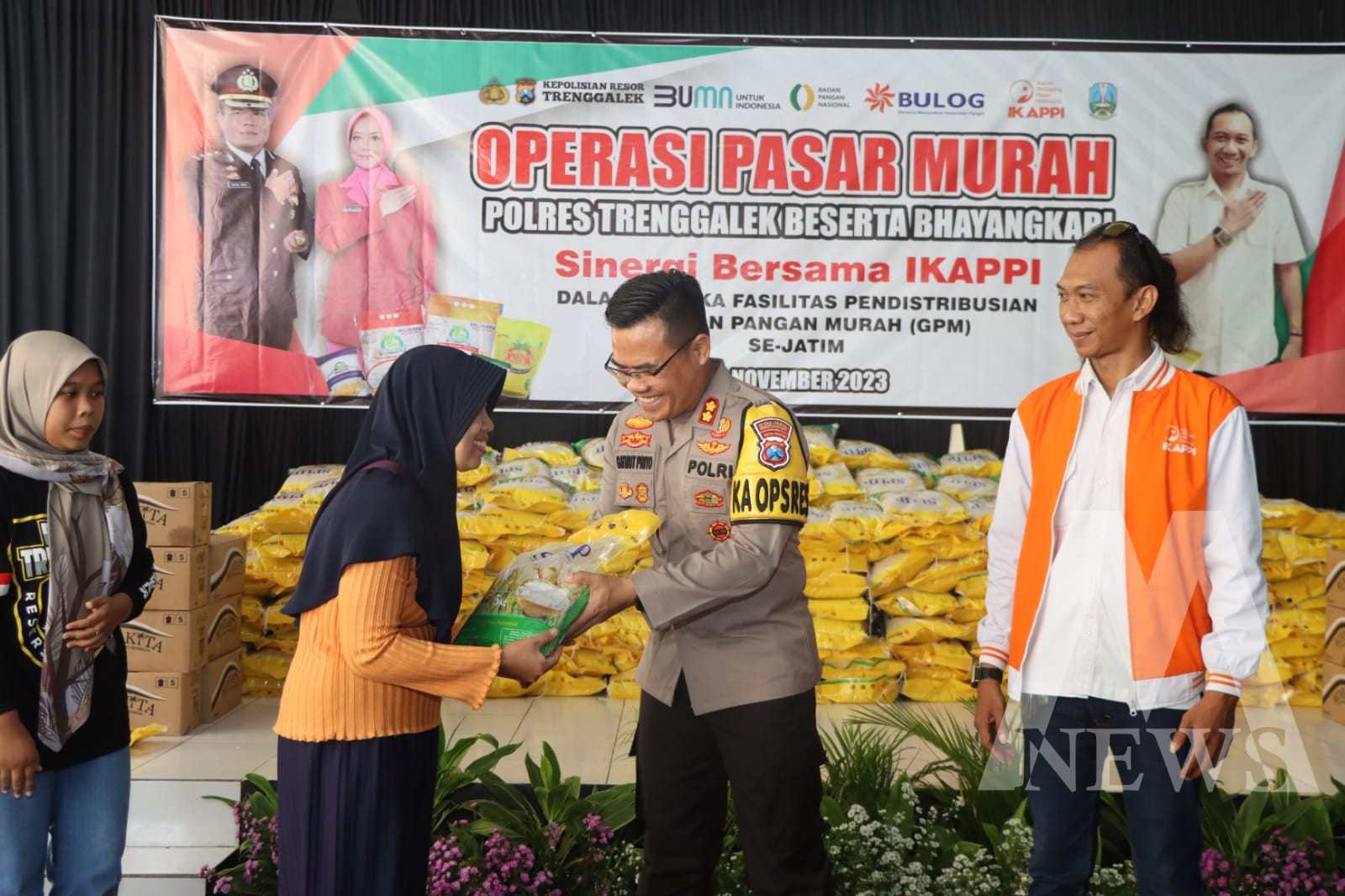 Polres Trenggalek bersama IKAPPI gelar pasar murah