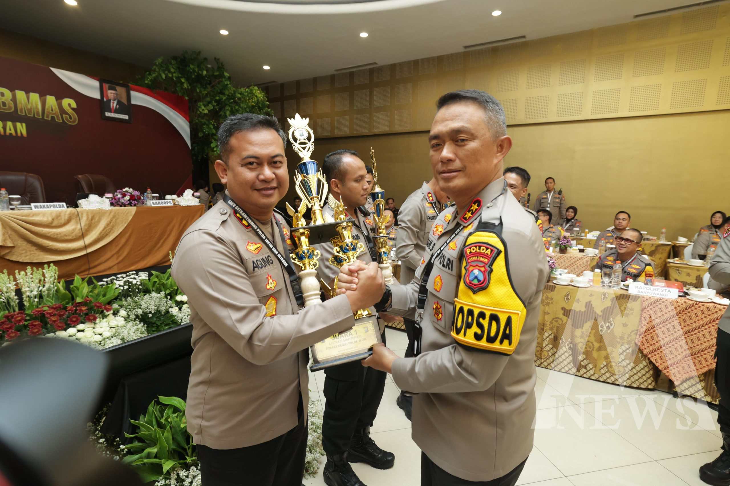 Kapolres Kediri AKBP Agung Setyo Nugroho terima penghargaan dari Kapolda Jatim Irjen Pol Drs. Imam Sugianto