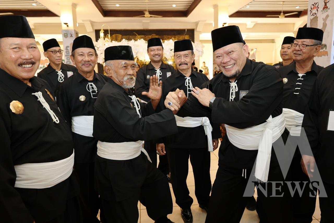 Ketua DPD RI AA LaNyalla Mahmud Mattalitti saat Deklarasi Pemilu Damai di Madiun