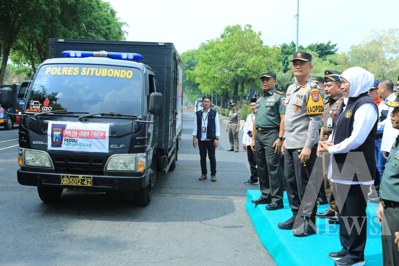 Kapolda Jatim Irjen Pol Drs. Imam Sugianto, Gubernur Jatim Khofifah Indar Parawansa dan Pangdam V Brawijaya Mayjen TNI Farid Makruf lepas bantuan kemanusiaan