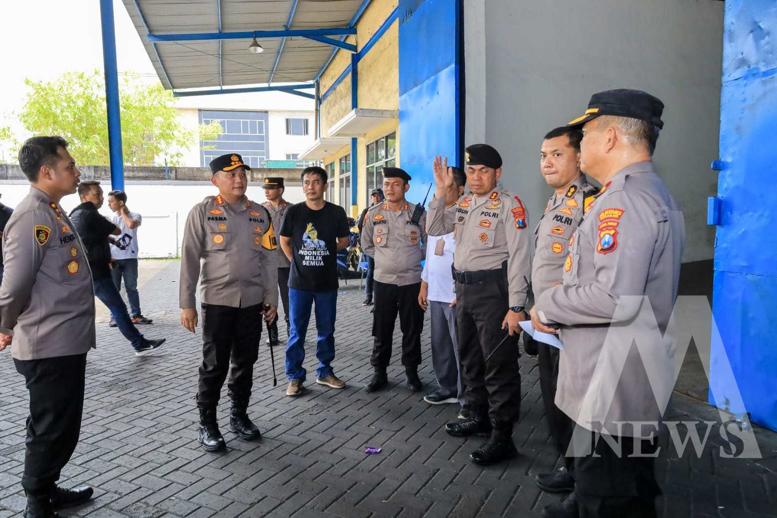 Kapolrestabes Surabaya Kombespol Pasma Royce bersama Petugas KPU dan Bawaslu, cek kesiapan pengamanan gudang Logistik