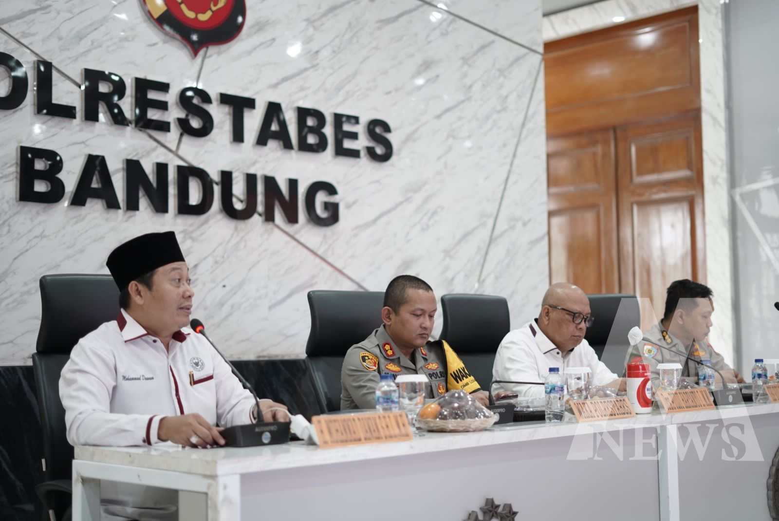 Kompolnas Irjen Pol (Purn) Drs. Pudji Hartanto Iskandar dan H. Mohammad Dawam lakukan pemantauan kampanye di Wilkum Polda Jabar