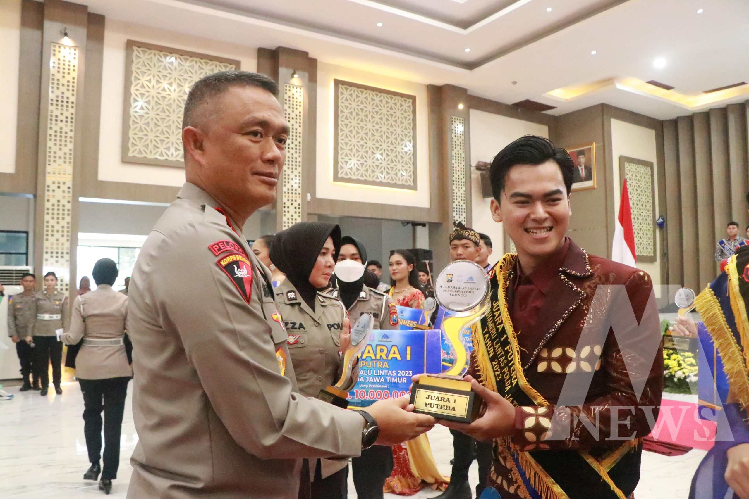 Kapolda Jatim Irjen Pol Drs. Imam Sugianto berikan hadiah ke pemenang Duta lalulintas