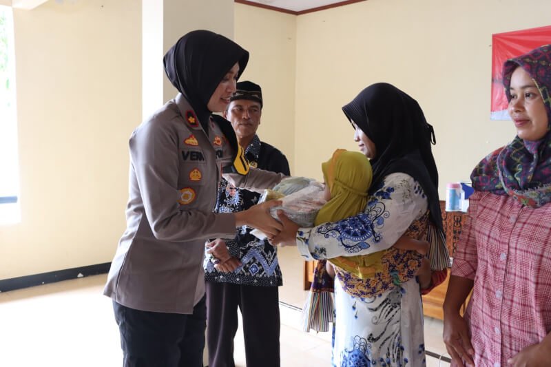 Wakapolres Ponorogo Kompol Verawaty Thaib saat Baksos