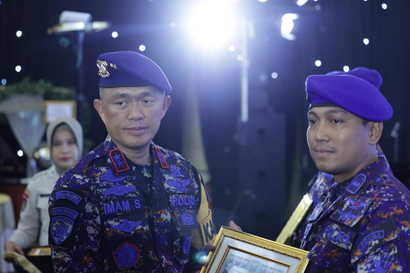 Kapolda Jatim Irjen Pol Drs. Imam Sugianto berikan penghargaan anggota Polairud di HUT Polairud ke-73
