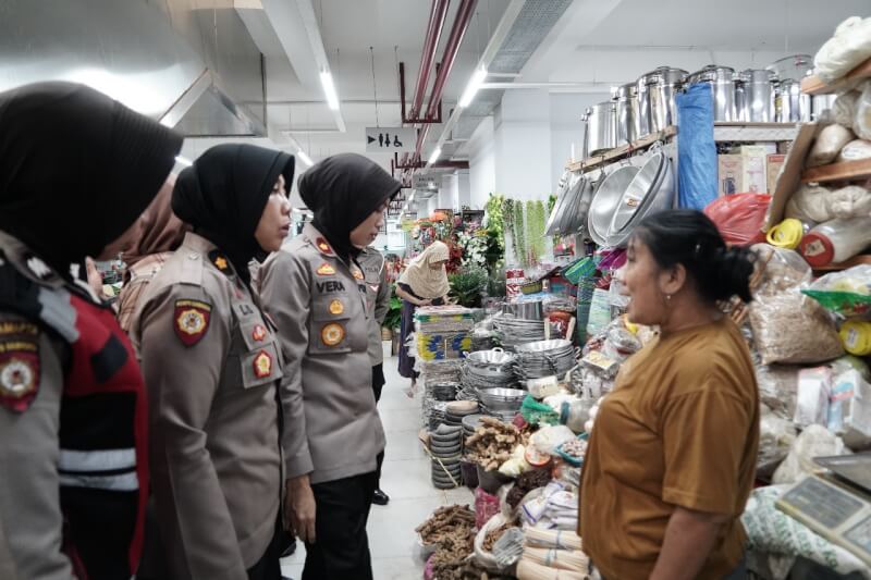 Wakapolres Ponorogo Kompol Verawaty Thaib bersama Kabaglog serta anggota Polwan kunjungi pasar legi