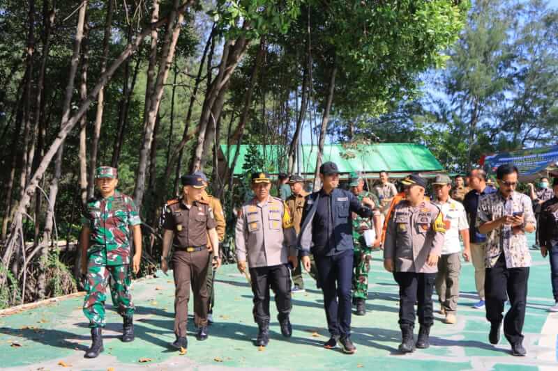 Kapolres Tuban AKBP Suryono lakukan penanaman pohon Mangrove