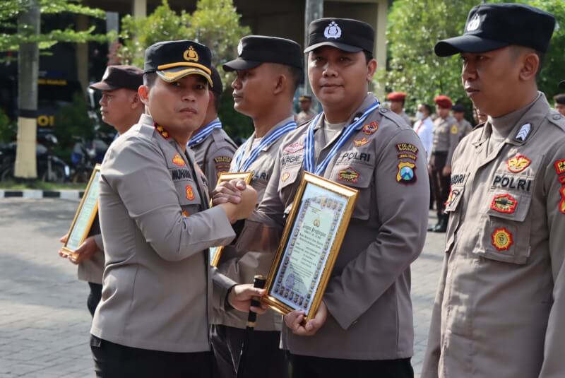 Kapolres Nganjuk AKBP Muhammad beri penghargaan anggota berprestasi