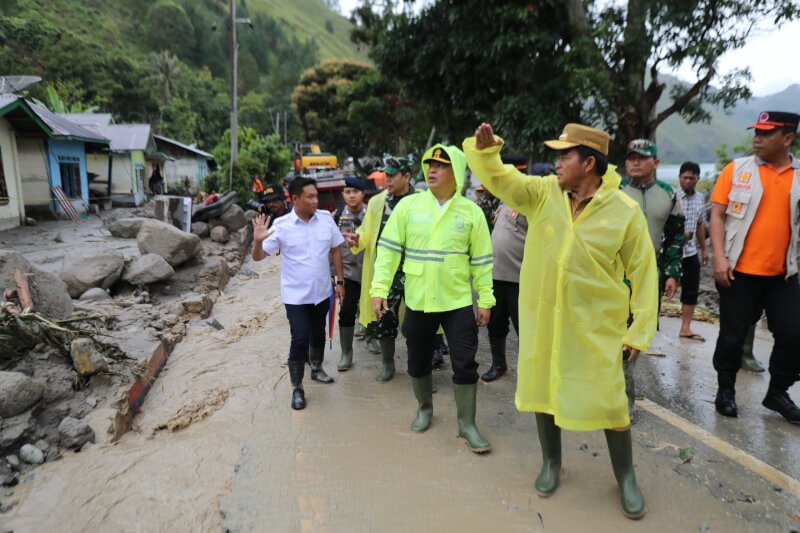 Kapolda Sumut Irjen Pol Agung Setya Imam Effendi saat tinjau lokasi bencana alam