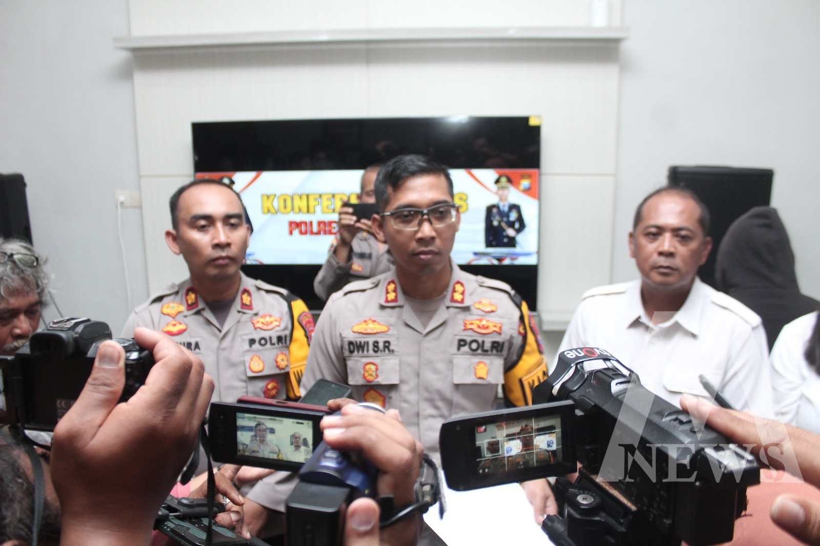 Kapolres Situbondo AKBP Dwi Sumrahadi Rakhmanto saat memberikan keterangan