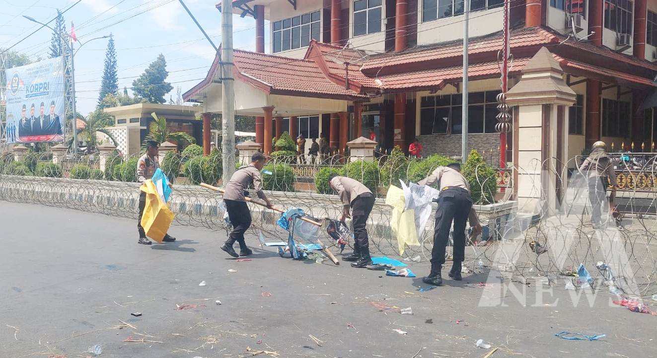 Polisi Peduli Lingkungan bersihkan sampah depan kantor DPRD Situbondo