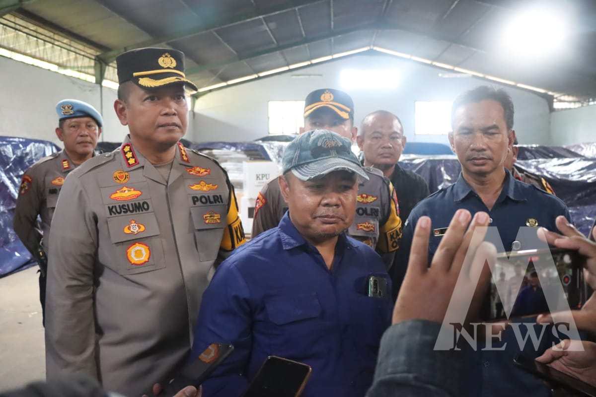 Kapolresta Sidoarjo Kombespol Kusumo Wahyu Bintoro saat Cek Gudang KPU