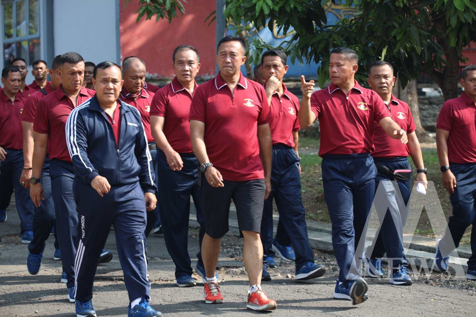 Dankodiklatal Letjen TNI Marinir Nur Alamsyah saat olahraga bersama anggota