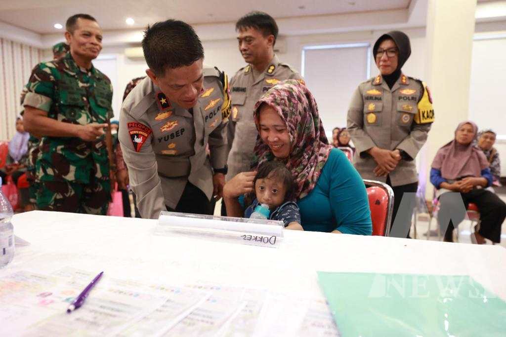 Wakapolda Jatim Brigjen Pol Akhmad Yusep Gunawan didampingi Kapolres Tanjung Perak AKBP Herlina bagi sembako