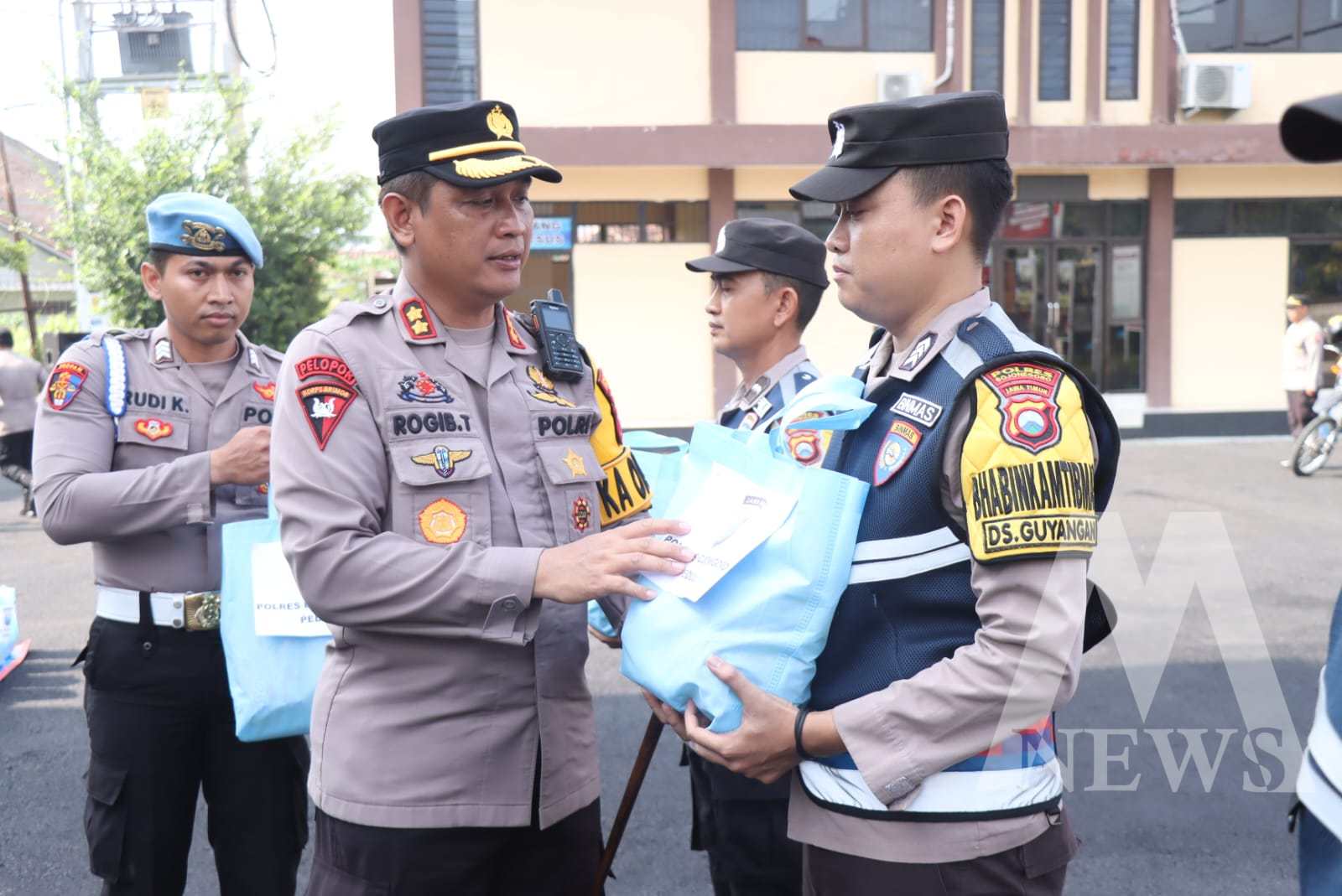 Kapolres Bojonegoro AKBP Rogib Triyanto salurkan 500 paket Bansos
