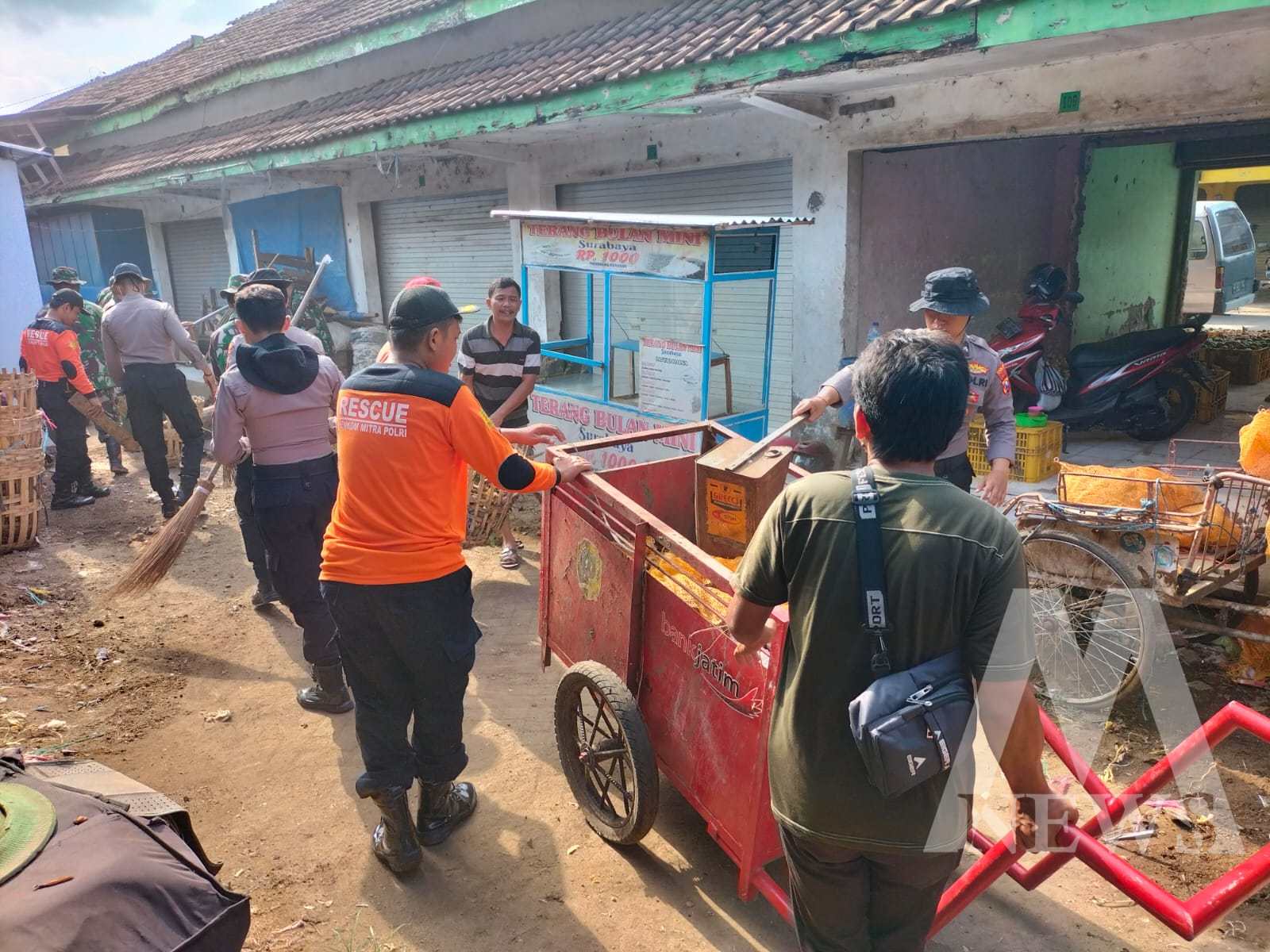 Personil Polres Tulungagung ikuti giat KARBAK antisipasi banjir