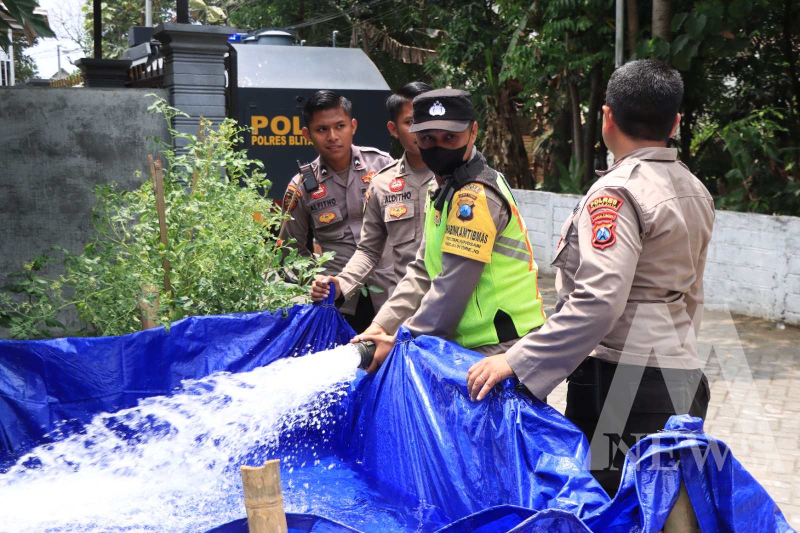 Polres Blitar Kota Dropping Air Bersih untuk masyarakat