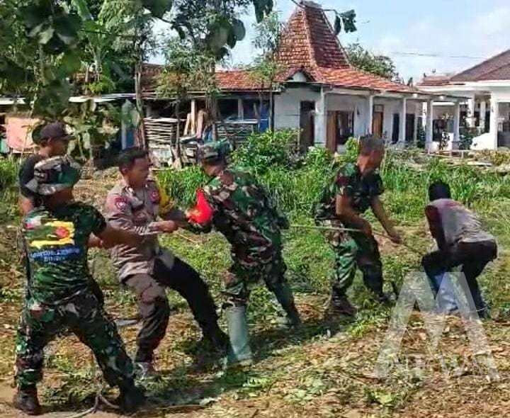 TNI-Polri bersihkan jalur sungai di Ponorogo