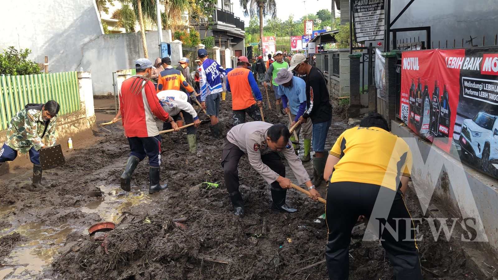 Sinergitas Polres Batu bersama TNI dan warga bersihkan lumpur