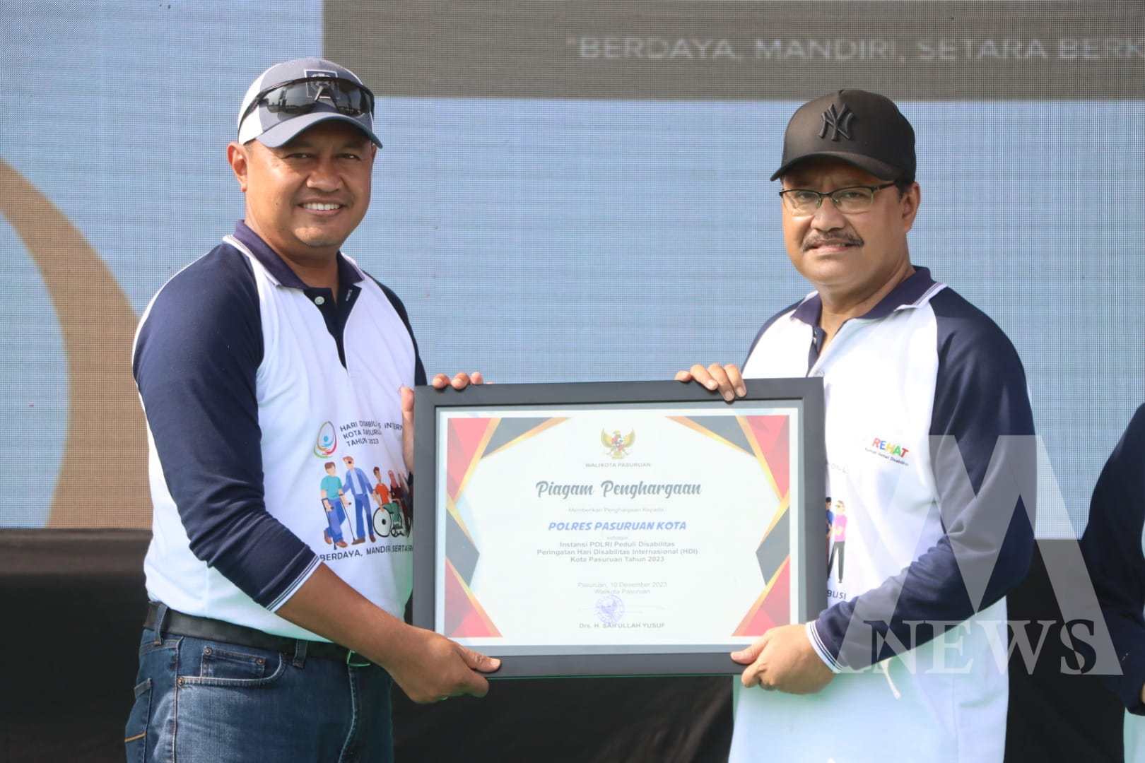 Walikota Pasuruan Gus Ipul berikan penghargaan Kapolres Pasuruan Kota AKBP Makung Ismoyo Jati