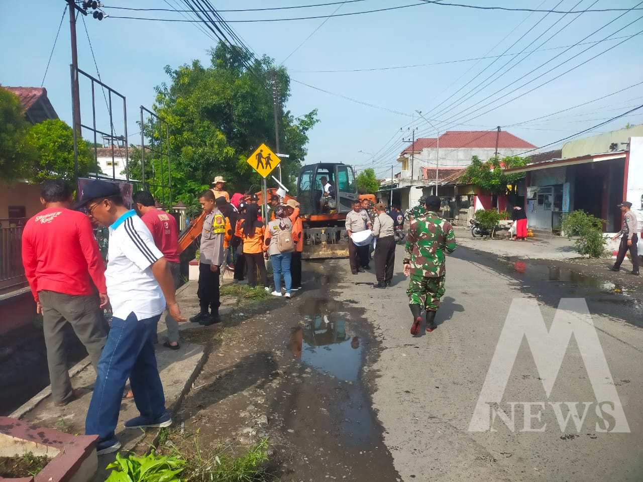 TNI Polri dan warga bersihkan Parit Limbah Pabrik di Ngawi