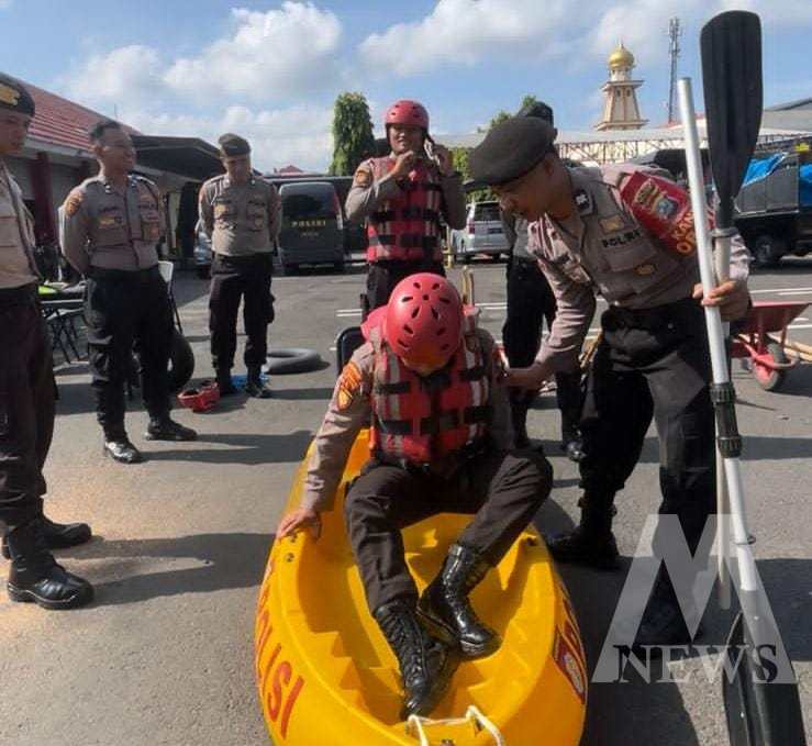 Personil Polres Blitar siapkan peralatan penanganan bencana