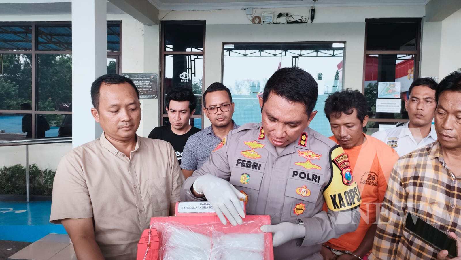 Kapolres Bangkalan AKBP Febri Isman Jaya menunjukkan barang buktinya
