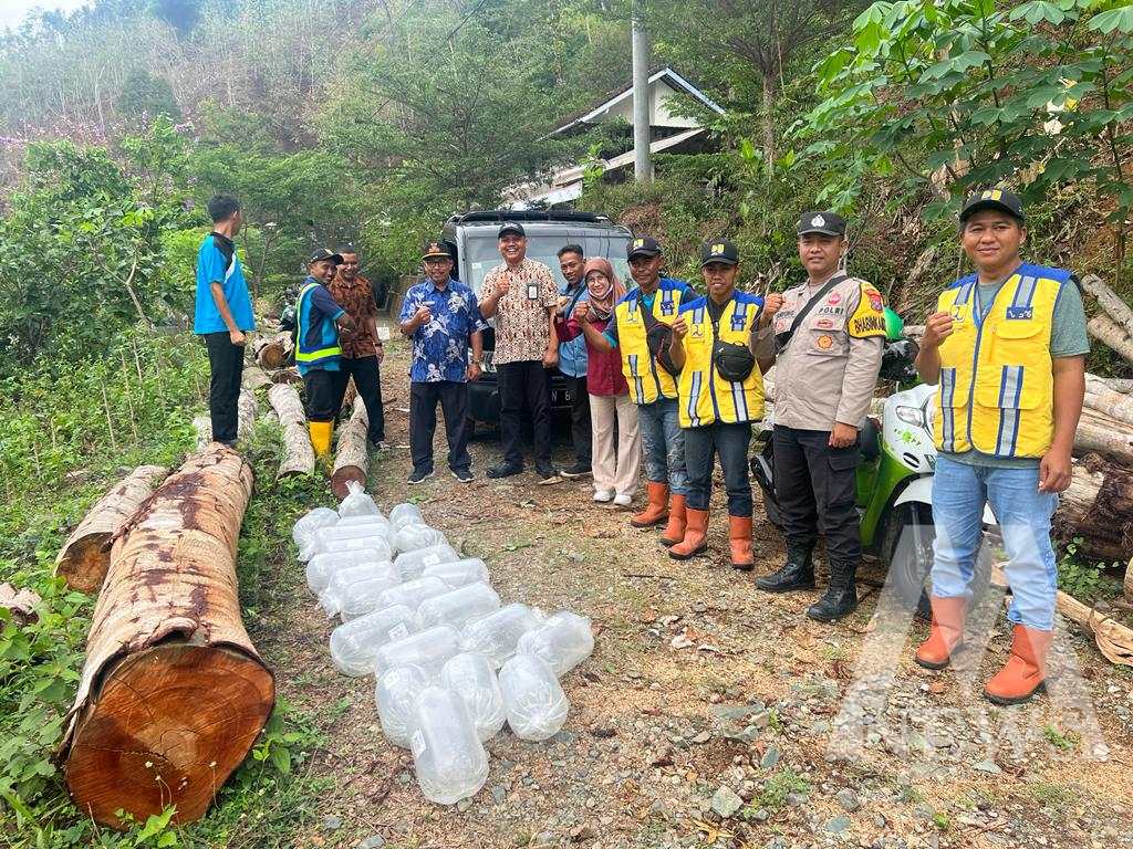 Bhabinkamtibmas Polres Pacitan bersama Dinas perikanan