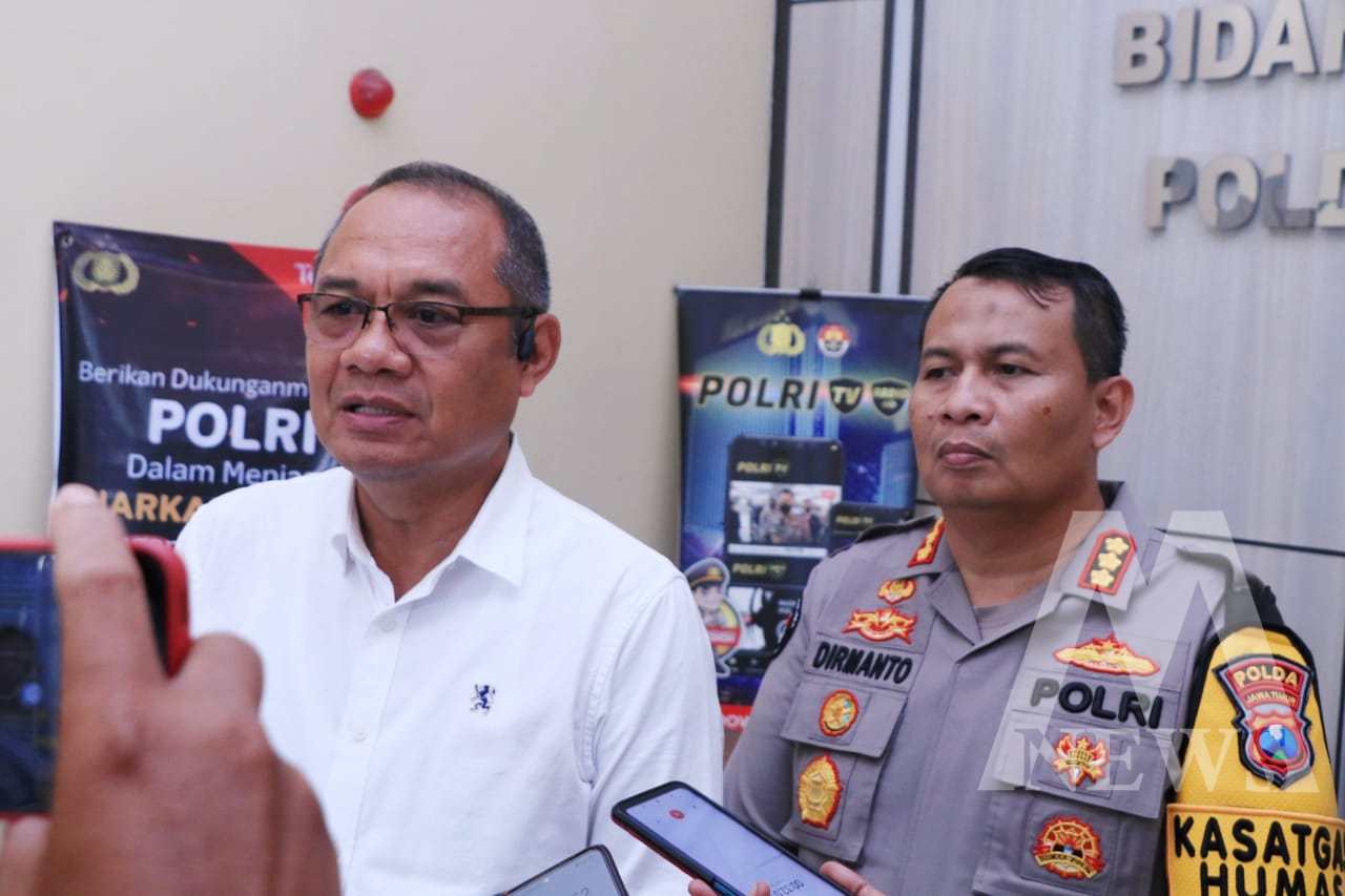 Kabid Labfor Polda Jatim Kombespol Sodiq Pratomo, didampingi Kabid Humas Polda Jatim Kombespol Dirmanto