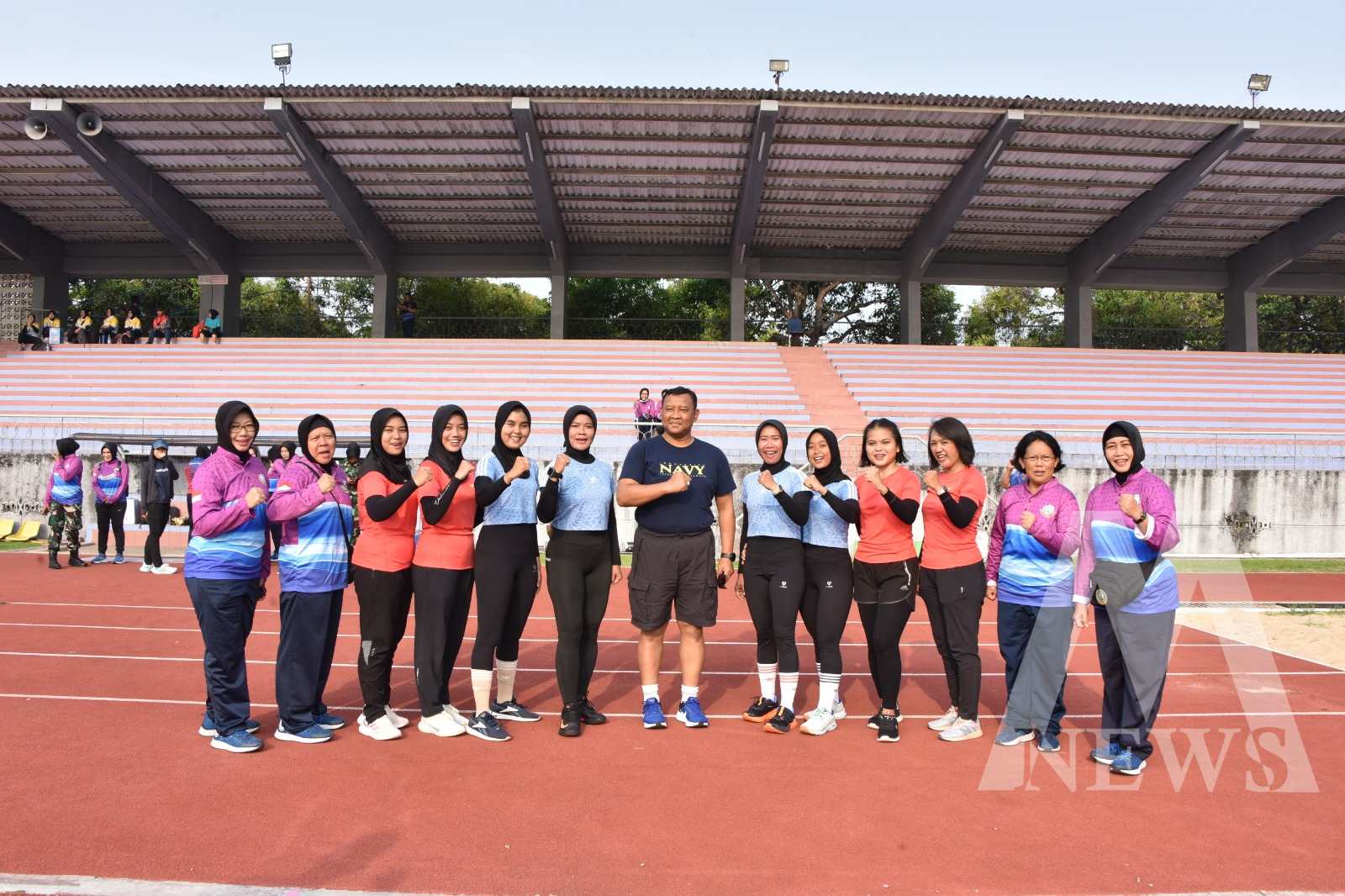 Tim Kodiklatal raih podium Juara I lomba lari estafet HUT Kowal ke-61