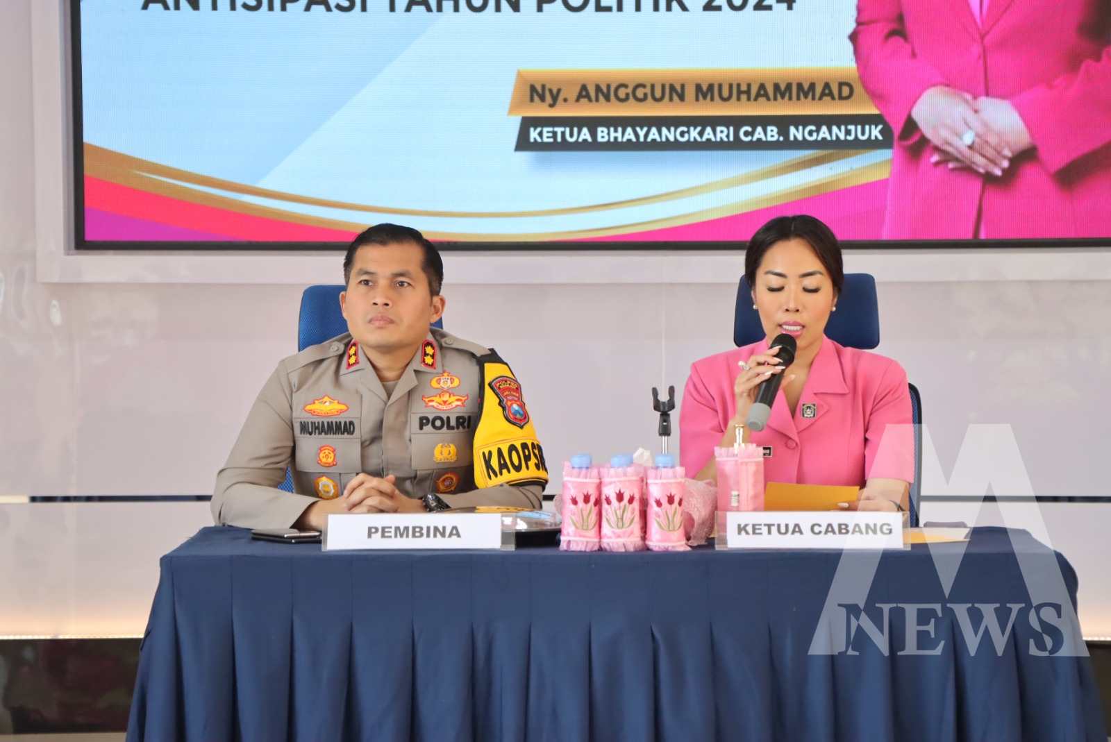 Kapolres Nganjuk AKBP Muhammad bersama Ketua Cabang Bhayangkari Ny. Anggun Muhammad