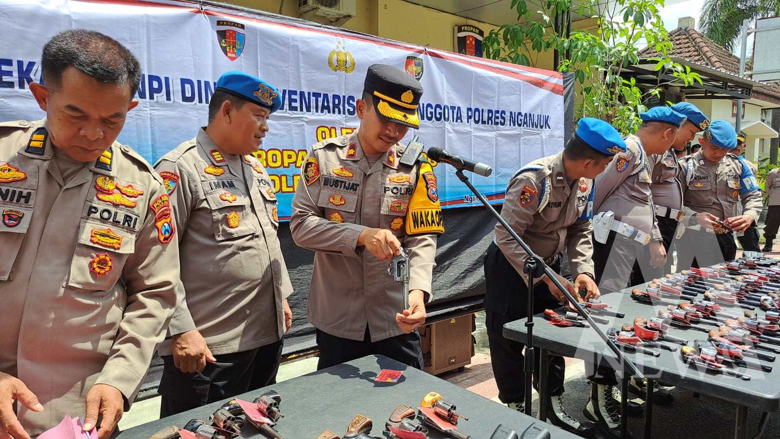 Wakapolres Nganjuk Kompol Mustijat Priyambodo lakukan pemeriksaan rutin Senpi Organik dan Amunisi