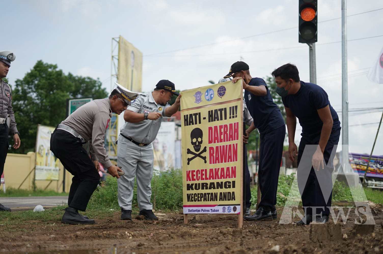Satlantas Polres Tuban pasang himbauan daerah rawan Lakalantas