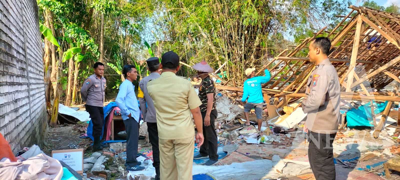 Polres Lamongan dan Yayasan Nurul Hidayah bantu bangun rumah terdampak Puting Beliung