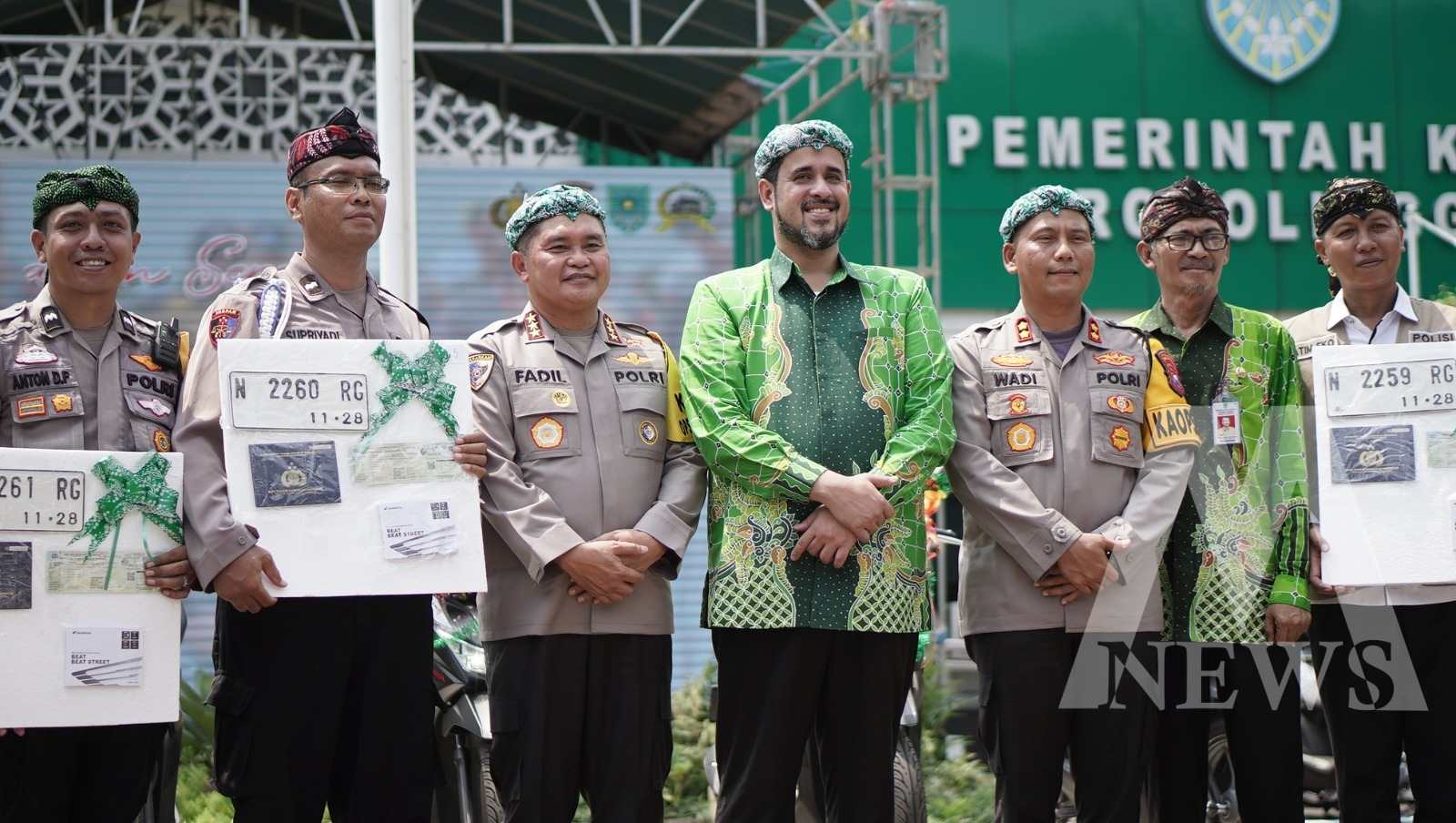 Walikota Probolinggo Habib Hadi Zaenal Abidin serahkan motor ke Kabaharkam Polri Komjen Pol. Dr. Mohammad Fadil Imran