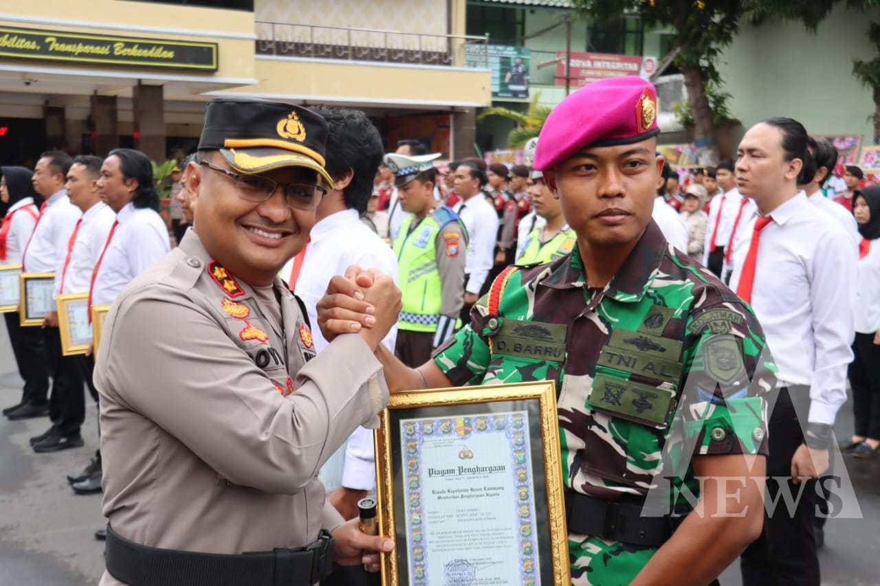 Kapolres Lumajang AKBP Boy Jeckson Situmorang bersama anggota Marinir yang bantu tugas Kepolisian