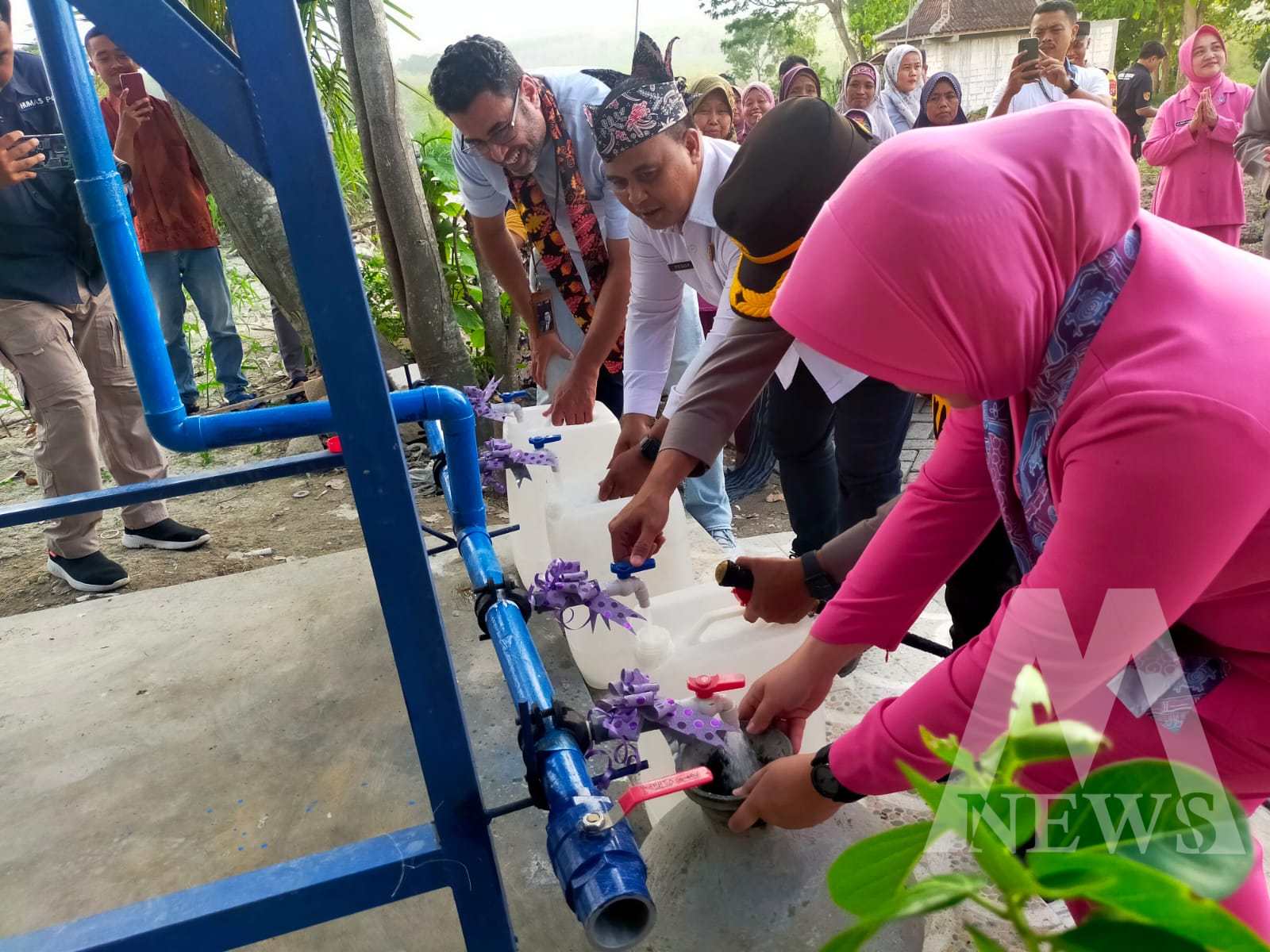 Peresmian sumur bor dari Kapolres Ngawi AKBP Argowiyono bersam ketua Bhayangkari cabang Ngawi Ny. Marina Argowiyono