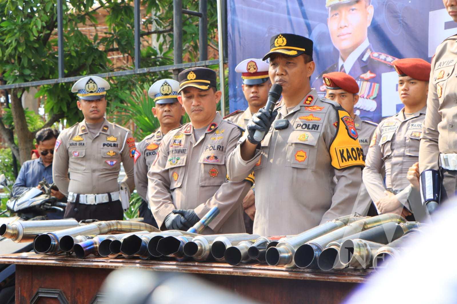 Kapolres Tuban AKBP Suryono didampingi Kasat Lantas Polres Tuban AKP Ayip