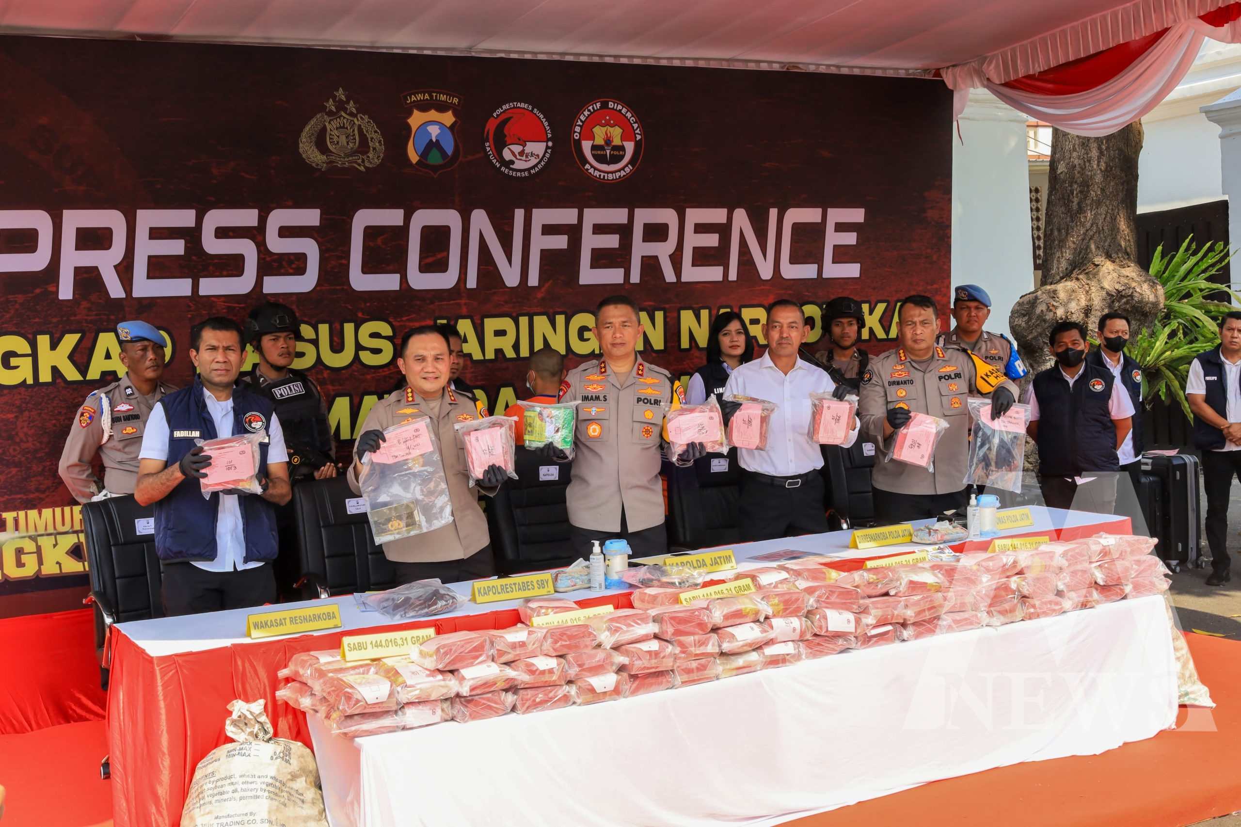 Kapolda Jatim Irjen Pol Drs. Imam Sugianto didampingi Kapolrestabes Surabaya Kombespol Pasma Royce