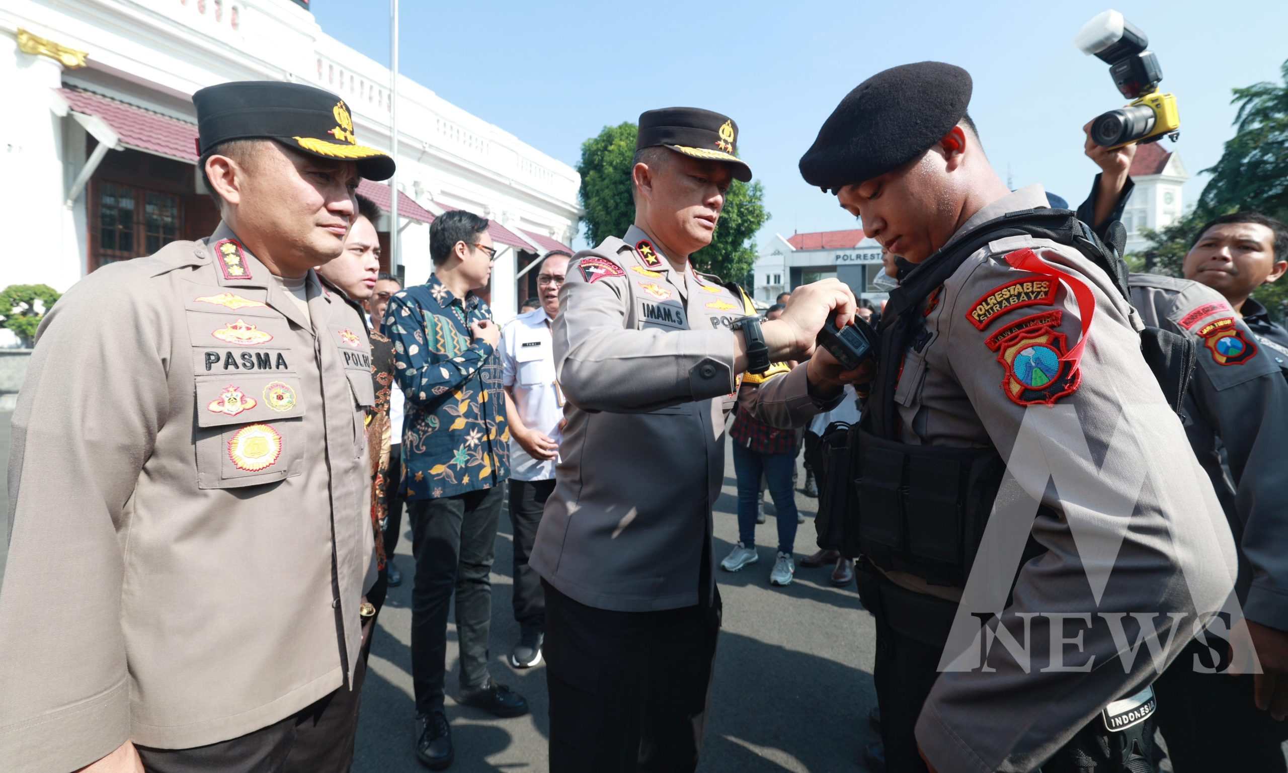 Kapolda Jatim Irjen Pol Drs. Imam Sugianto sematkan Body Cam ke personil Polrestabes Surabaya