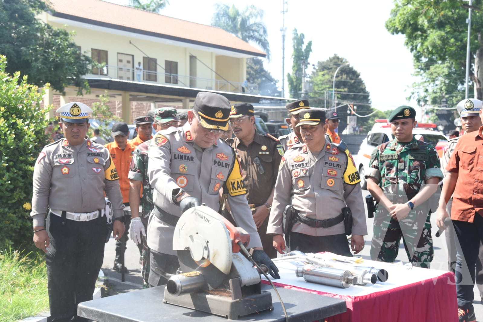 Kapolres Bondowoso AKBP Lintar Mahardhono saat pemusnahan barang bukti