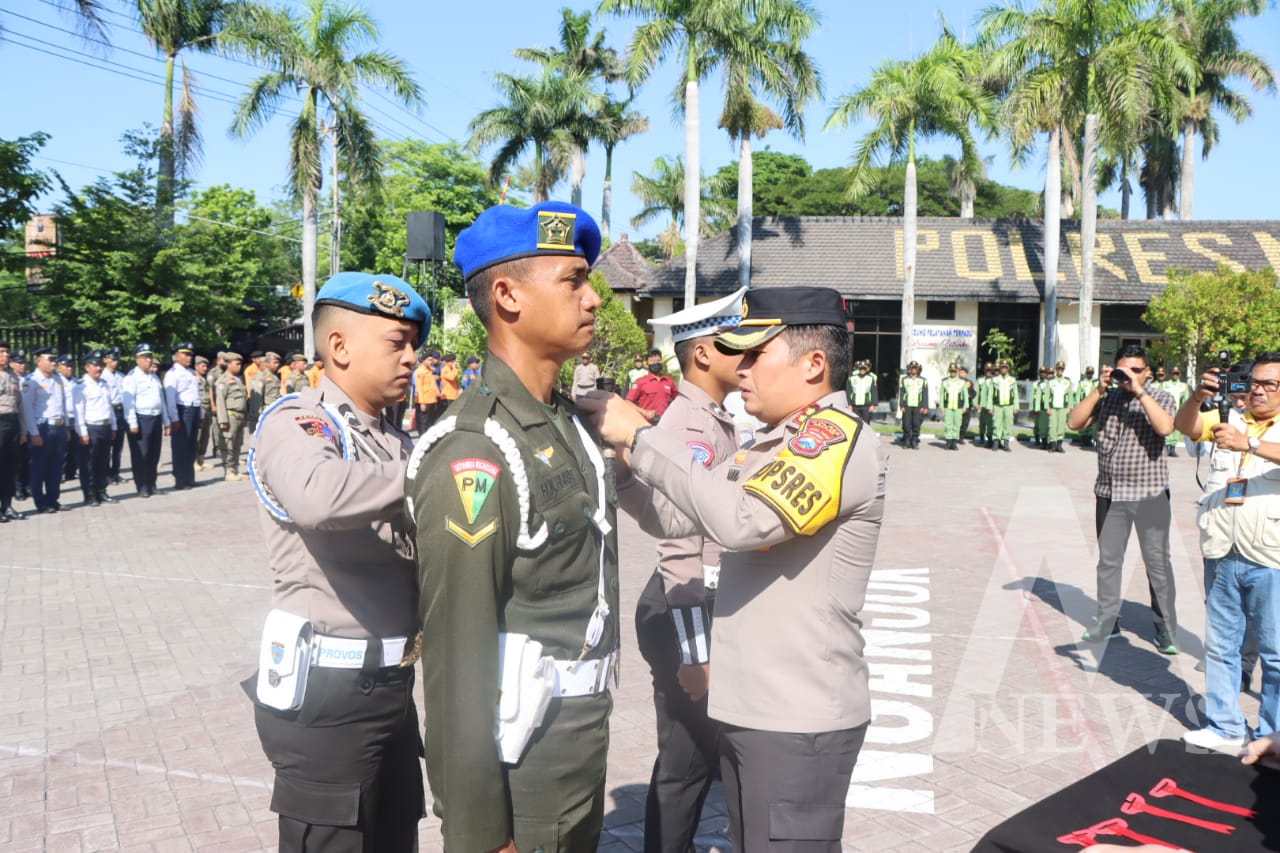 Kapolres Nganjuk AKBP Muhammad sematkan pita sebagai tanda personil pengamanan Nataru