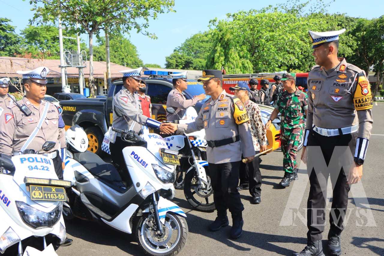 Kapolres Tuban AKBP Suryono didampingi Kasatlantas Polres Tuban AKP Ayip cek persiapan personil