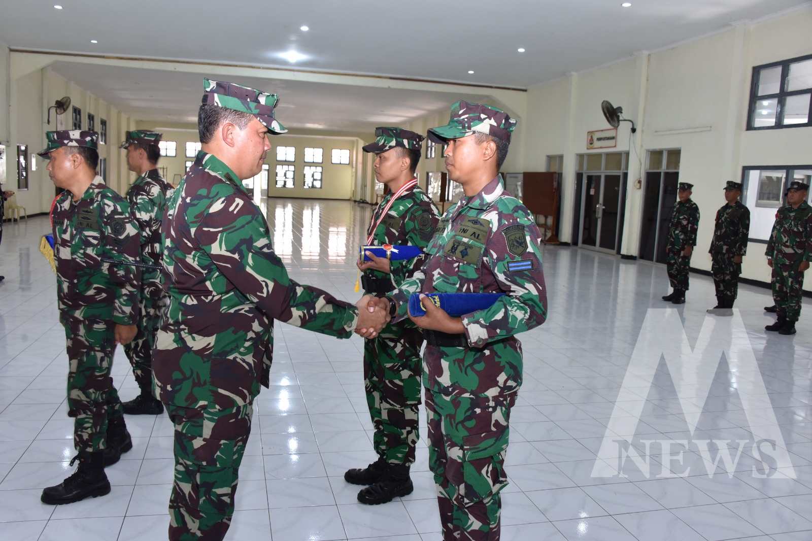 Danpusdiktek Kodiklatal Kolonel Laut (T) Ivan Syafari beri selamat saat upacara penutupan Diklaba
