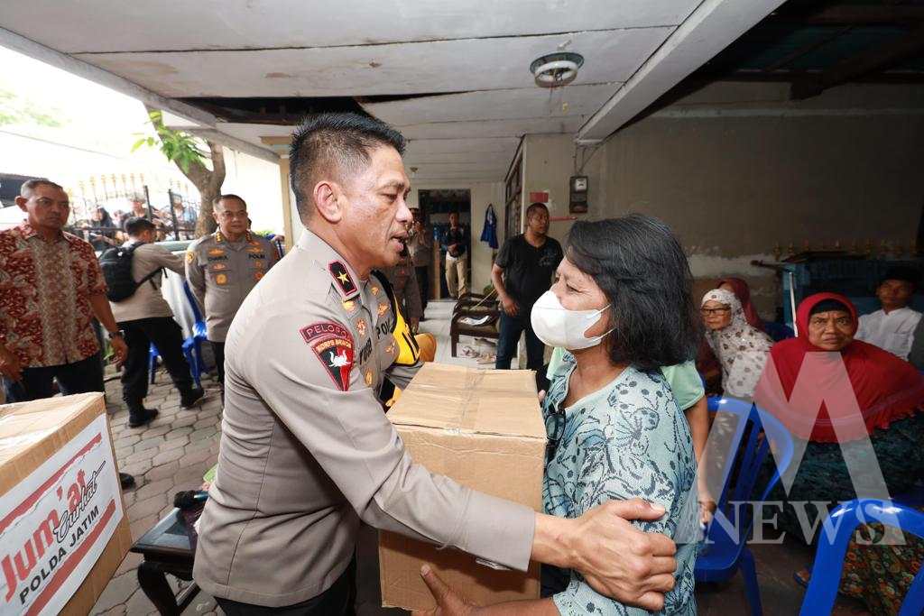 Wakapolda Jatim Gelar Jum'at Curhat dan Salurkan Bansos di Desa Bungurasih
