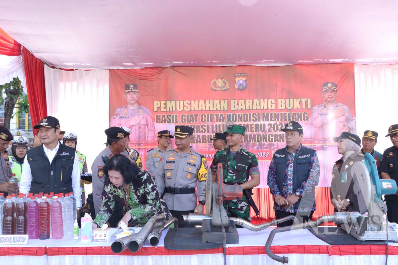 Polres Lamongan gelar Pemusnahan BB 2.500 liter Miras dan Knalpot Brong