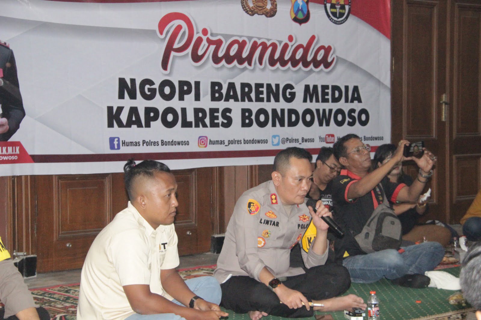 Kapolres Bondowoso AKBP Lintar Mahardhono bersama para media